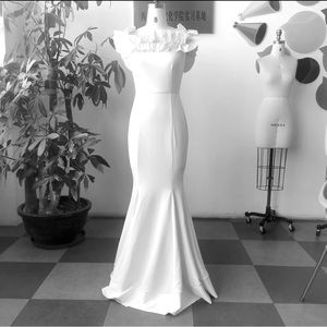 🎉This mermaid gown designed to flatter curvy figures suitable for any occasion.